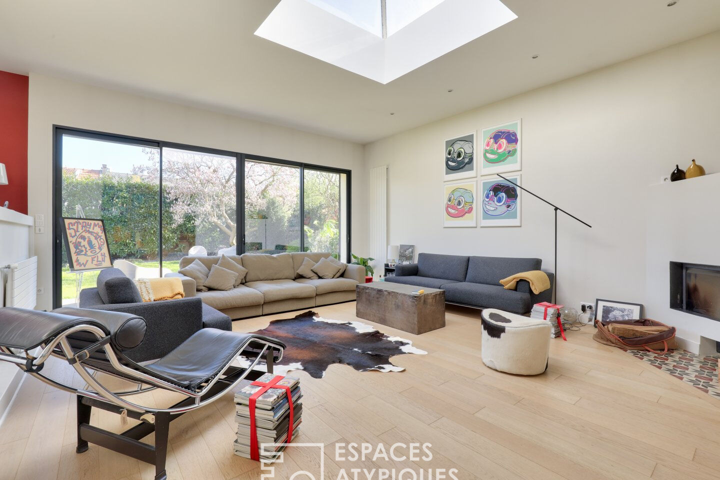 Maison cubique d’architecte avec jardin