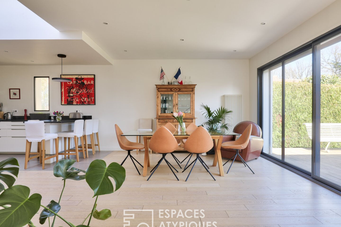 Maison cubique d’architecte avec jardin