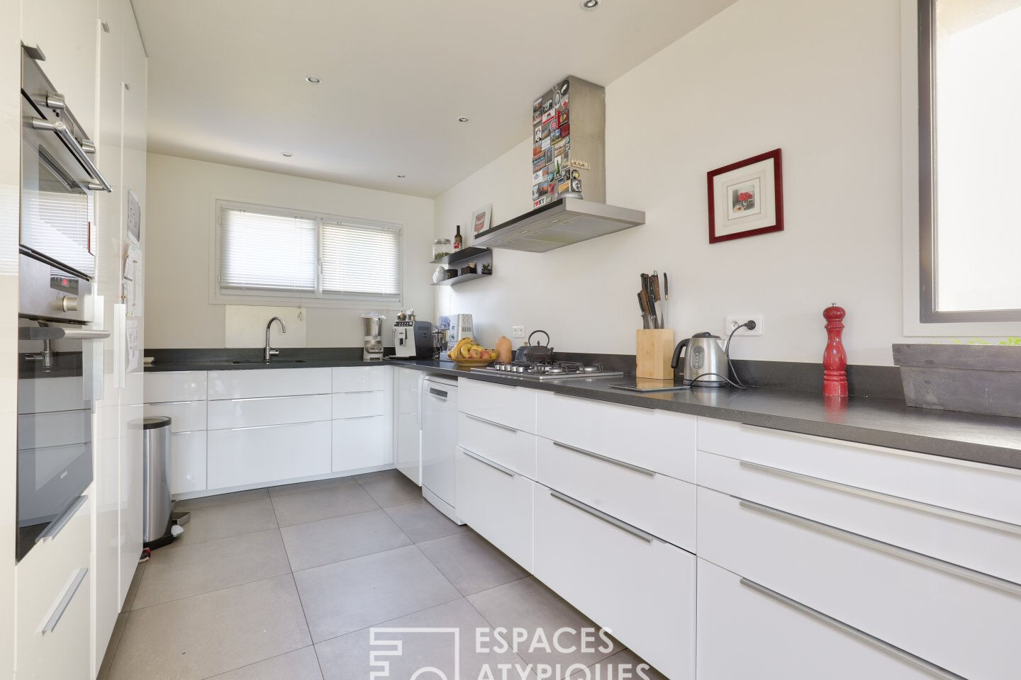 Maison cubique d’architecte avec jardin