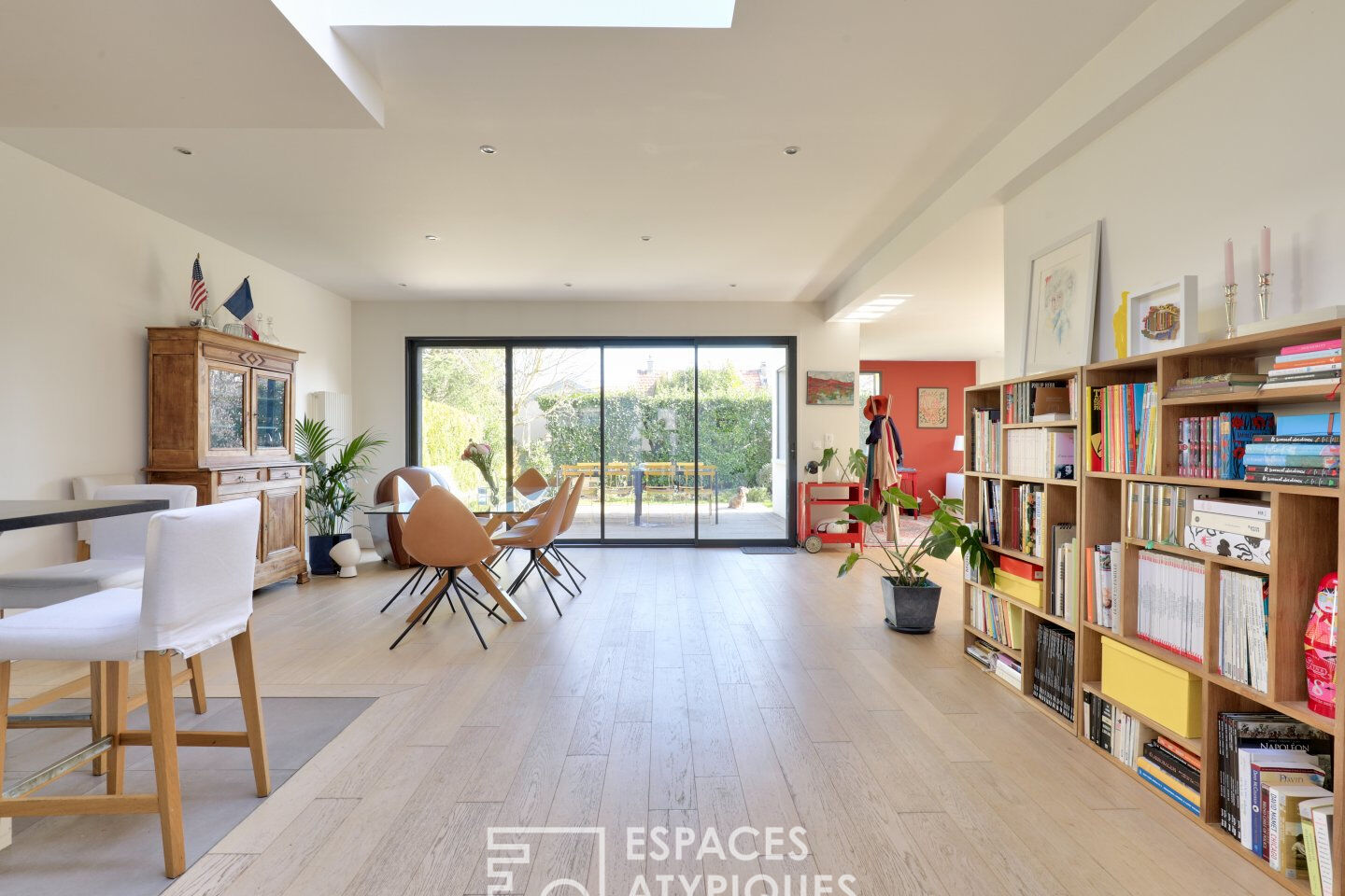 Maison cubique d’architecte avec jardin