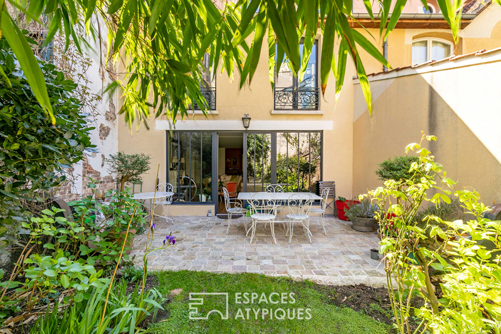 Maison-Loft aux structures Eiffel avec jardin verdoyant