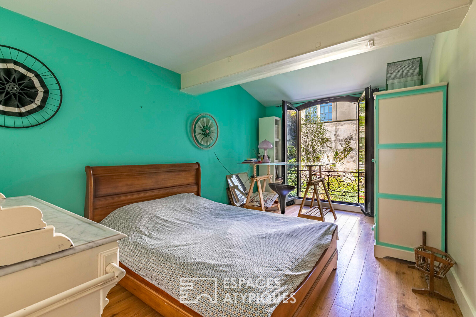 Maison-Loft aux structures Eiffel avec jardin verdoyant