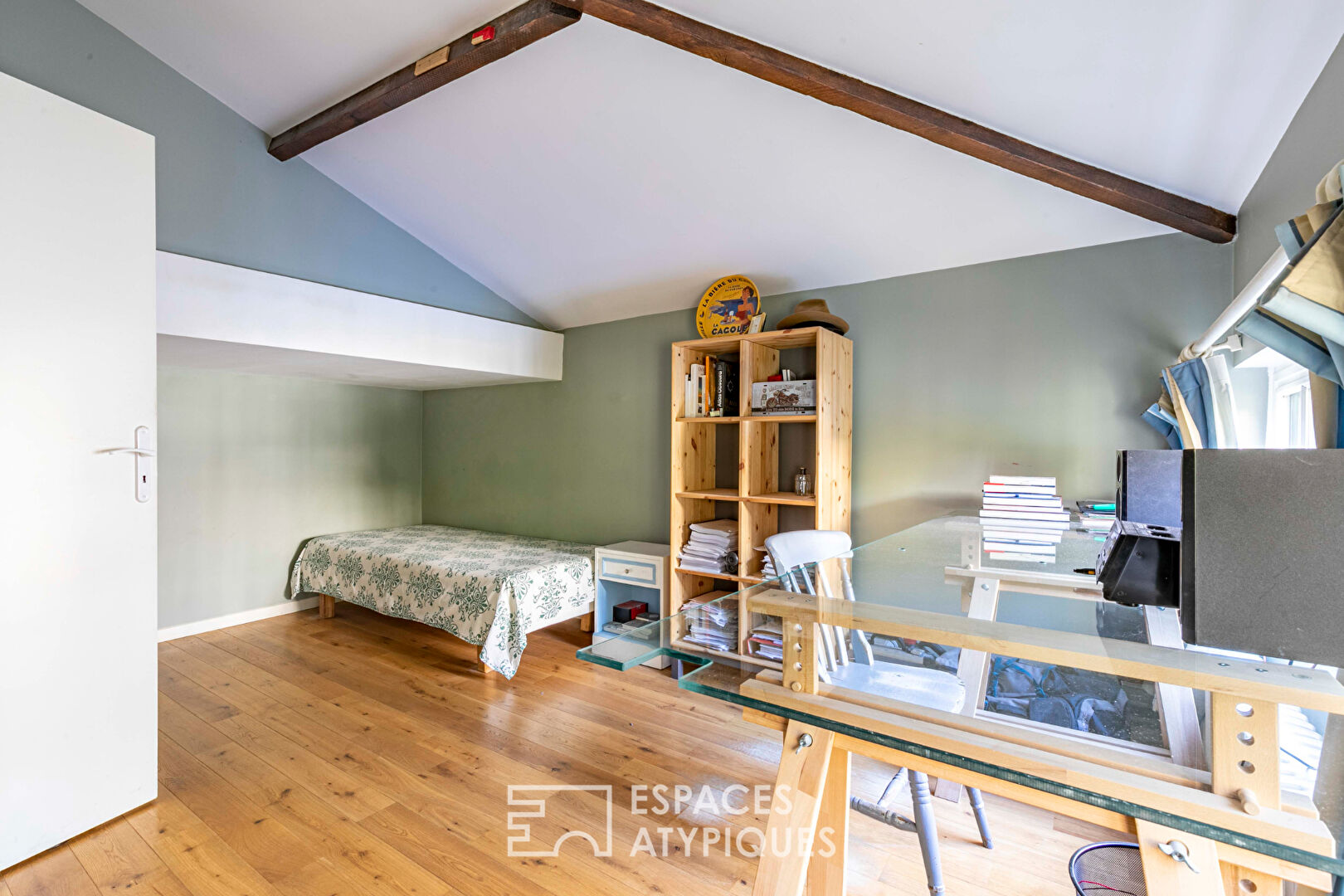 Maison-Loft aux structures Eiffel avec jardin verdoyant