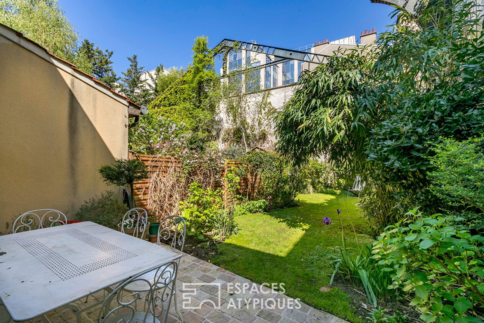 Maison-Loft aux structures Eiffel avec jardin verdoyant