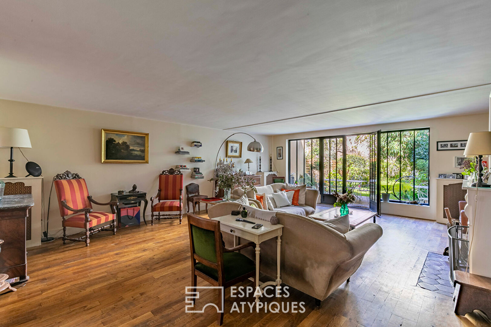 Maison-Loft aux structures Eiffel avec jardin verdoyant