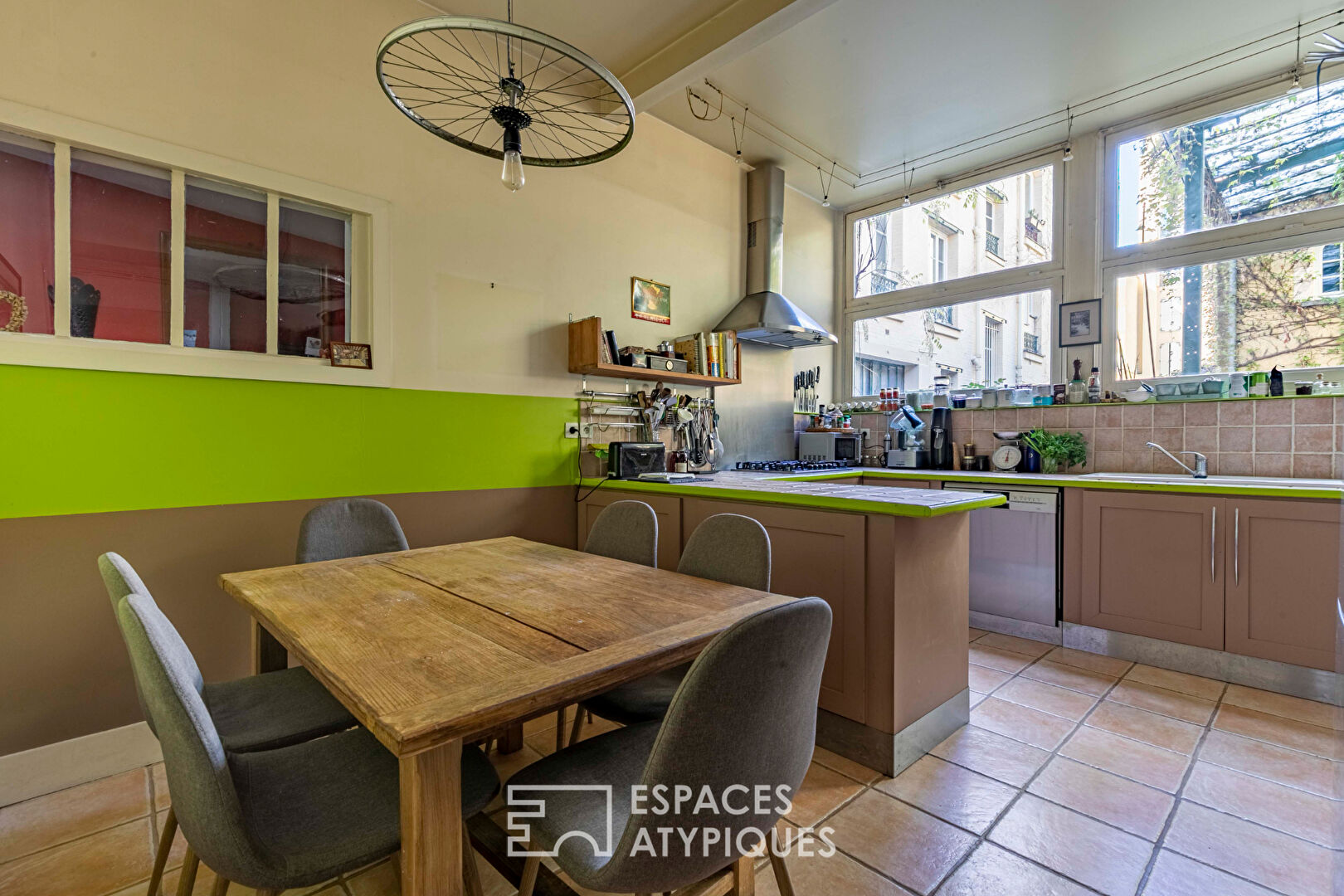 Maison-Loft aux structures Eiffel avec jardin verdoyant