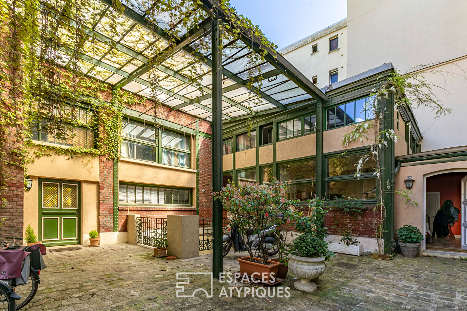 Maison-Loft aux structures Eiffel avec jardin verdoyant