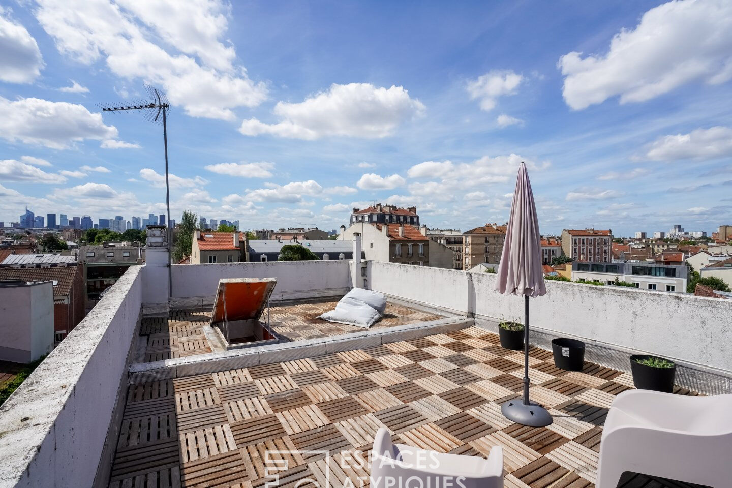 Maison avec cour végétalisée et terrasses