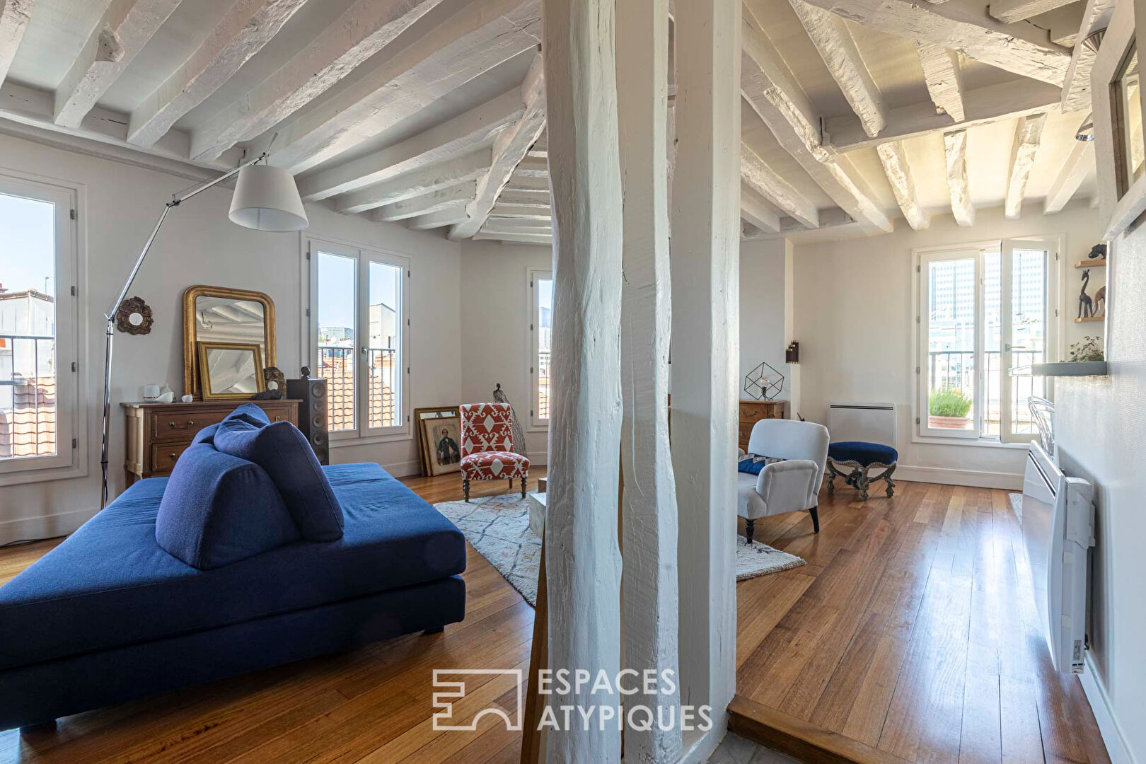 Charming duplex on the top floor with a long balcony and open view