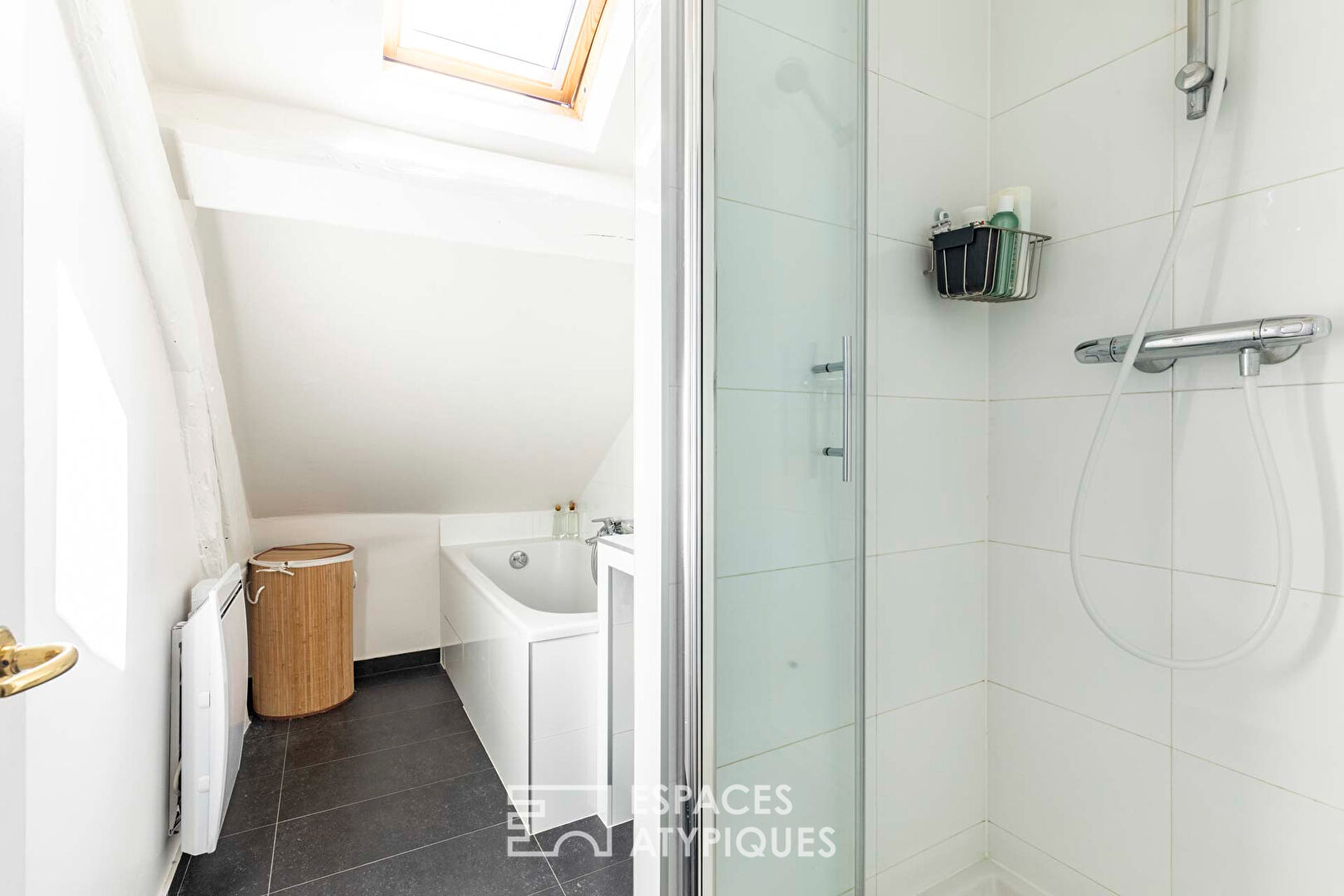 Charming duplex on the top floor with a long balcony and open view