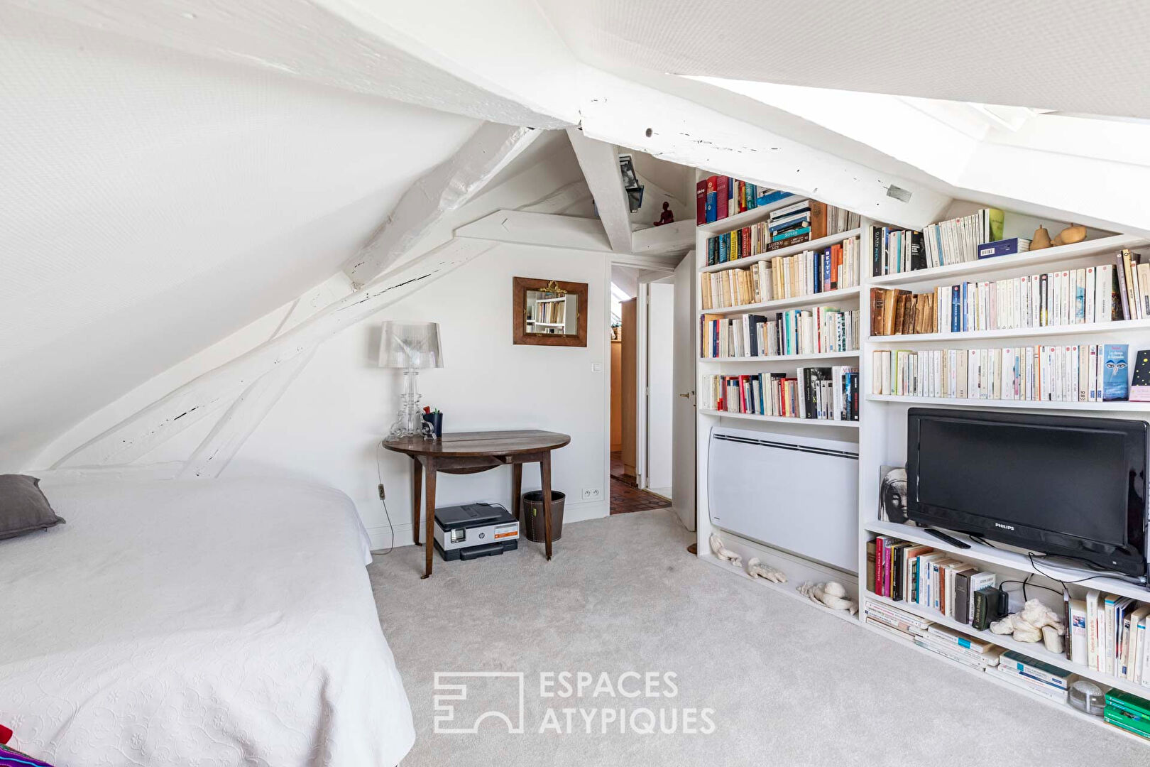 Charming duplex on the top floor with a long balcony and open view