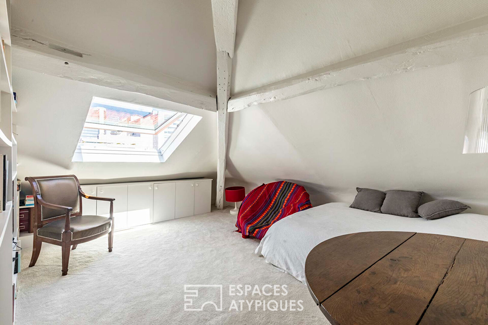 Charming duplex on the top floor with a long balcony and open view