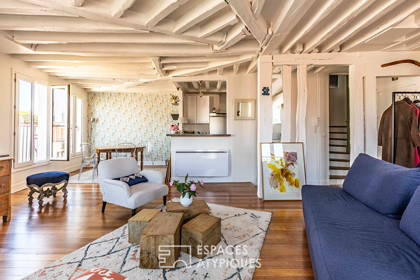Charming duplex on the top floor with a long balcony and open view