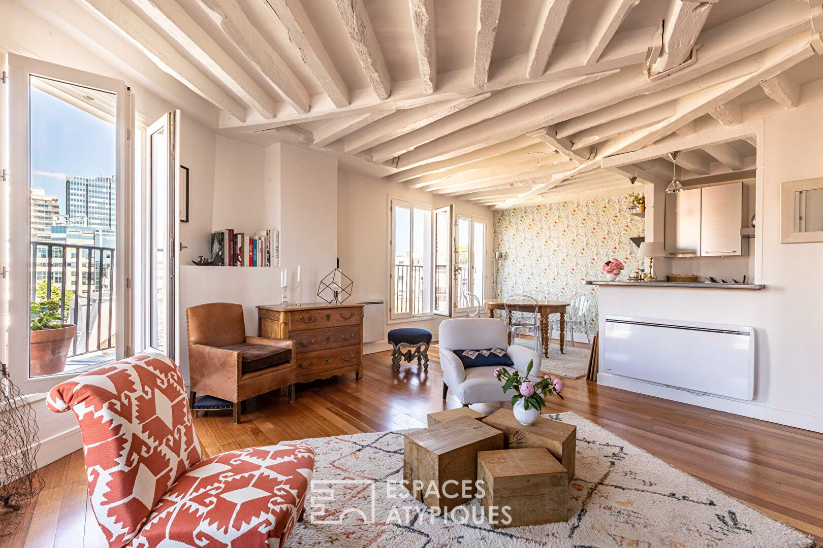 Charming duplex on the top floor with a long balcony and open view