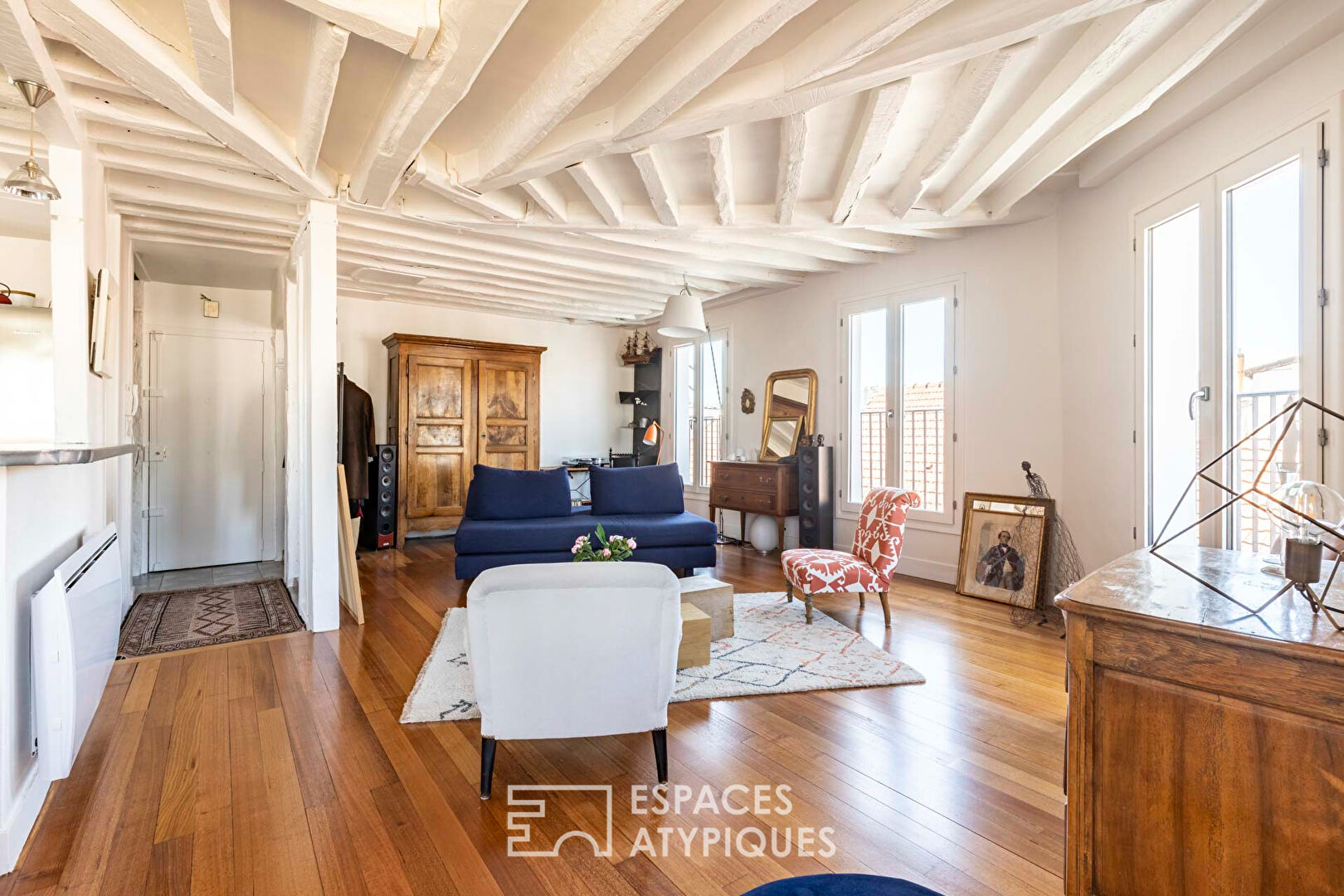 Charming duplex on the top floor with a long balcony and open view