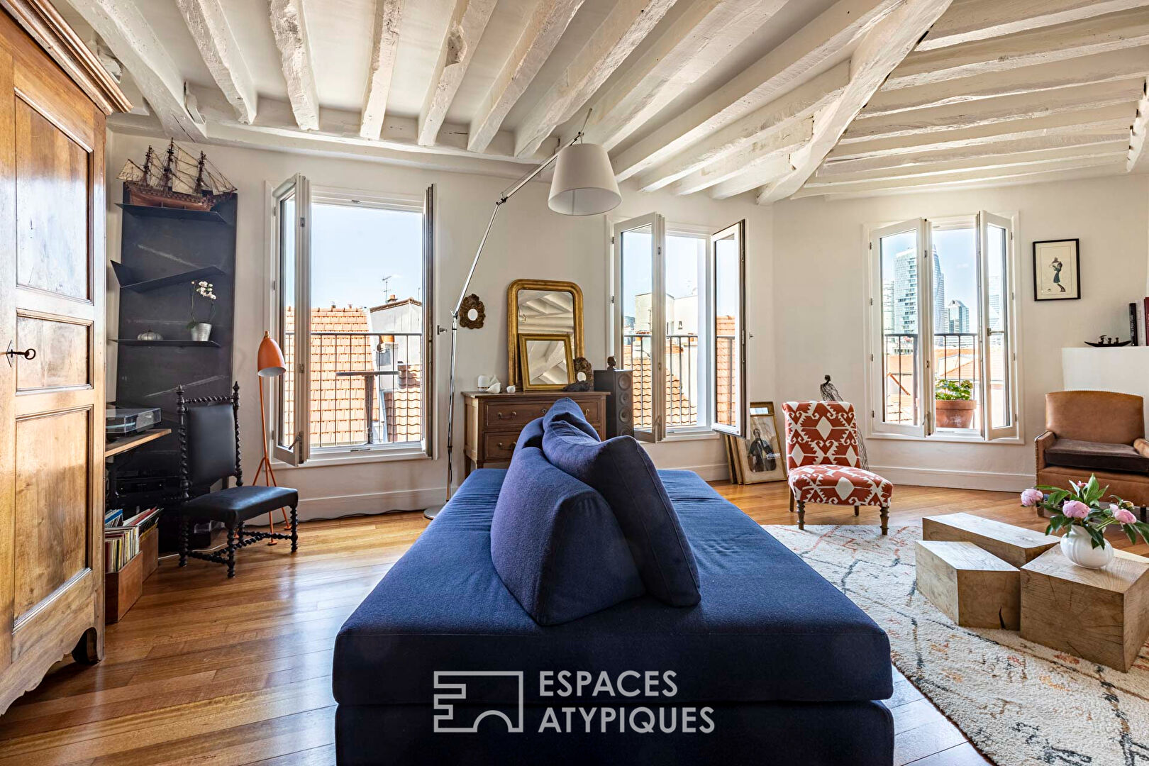 Charming duplex on the top floor with a long balcony and open view