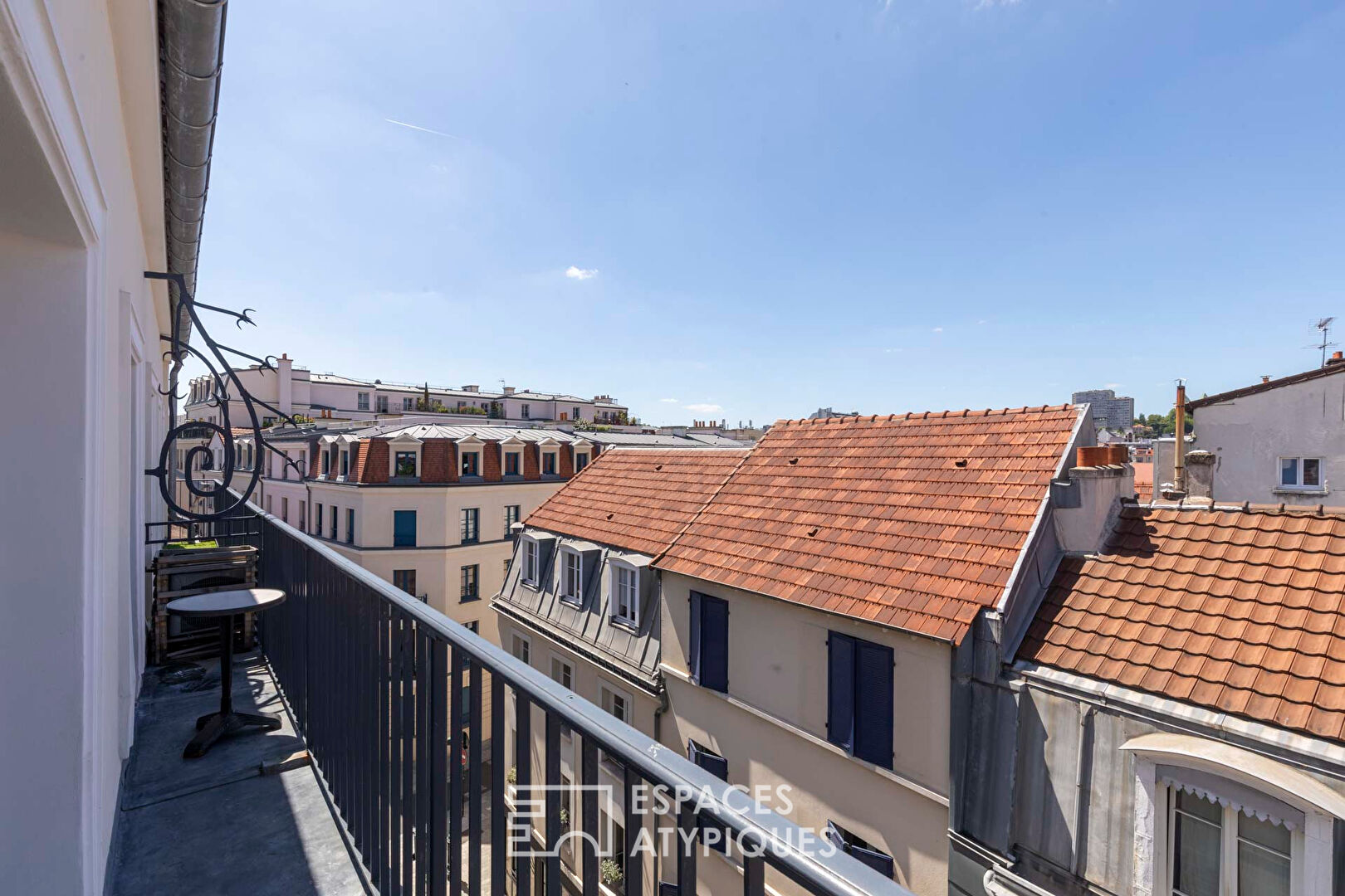 Charming duplex on the top floor with a long balcony and open view