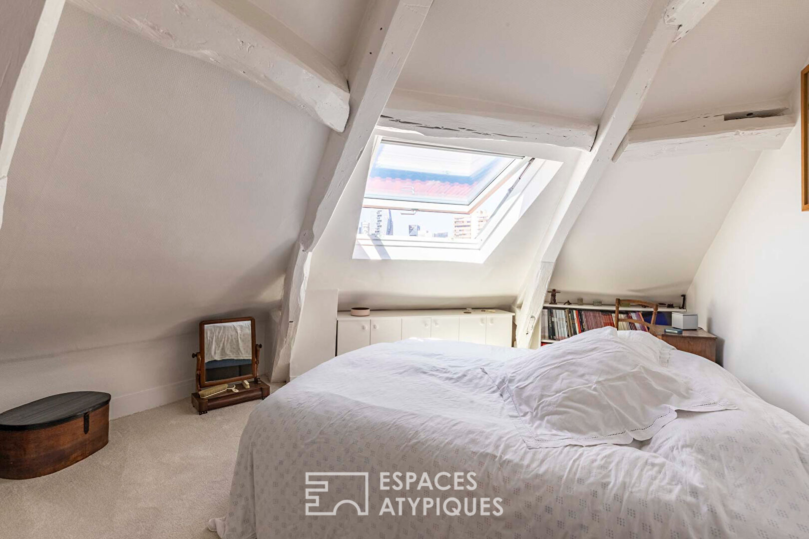 Charming duplex on the top floor with a long balcony and open view