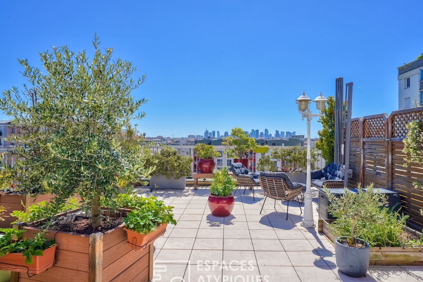 Apartment with open view and large green terrace