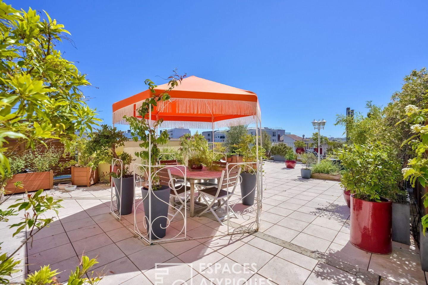 Apartment with open view and large green terrace