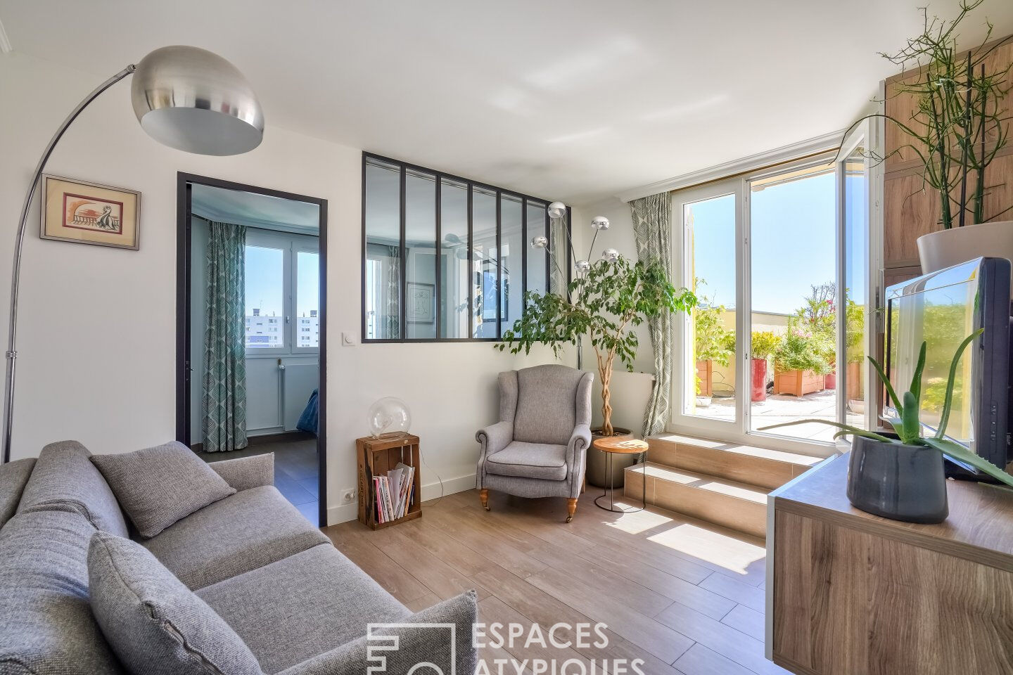 Apartment with open view and large green terrace