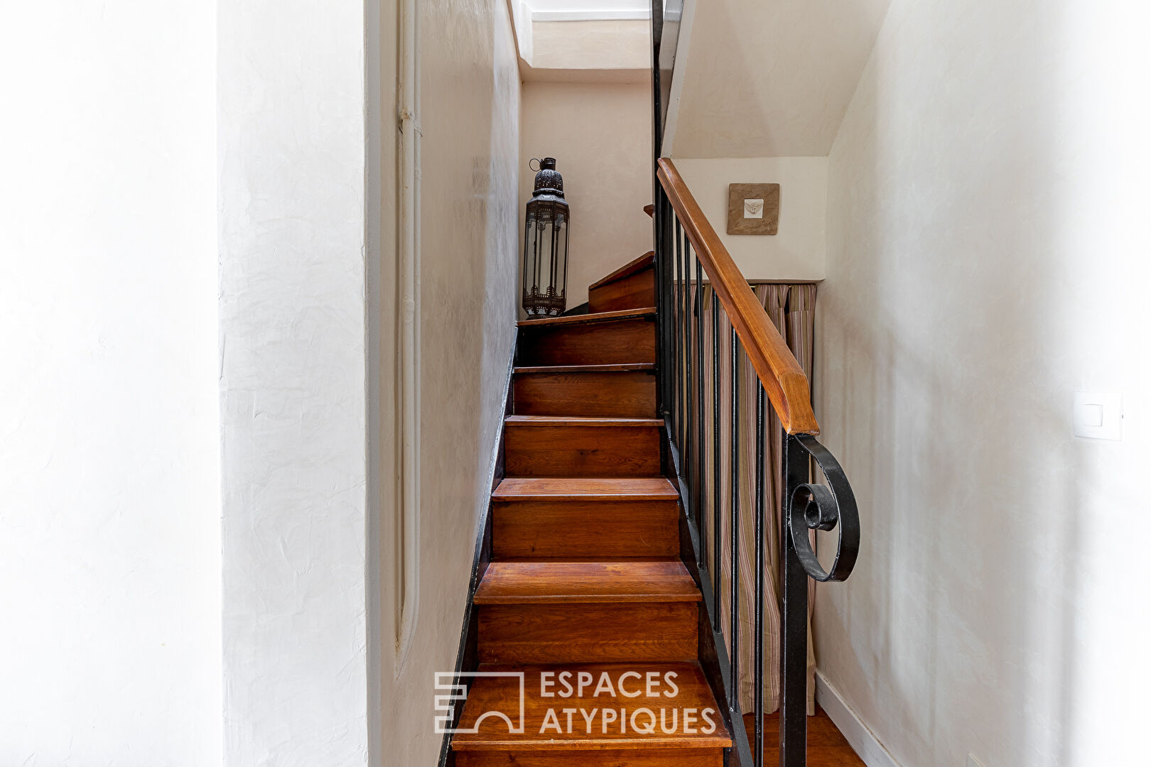 Top floor duplex with long balcony