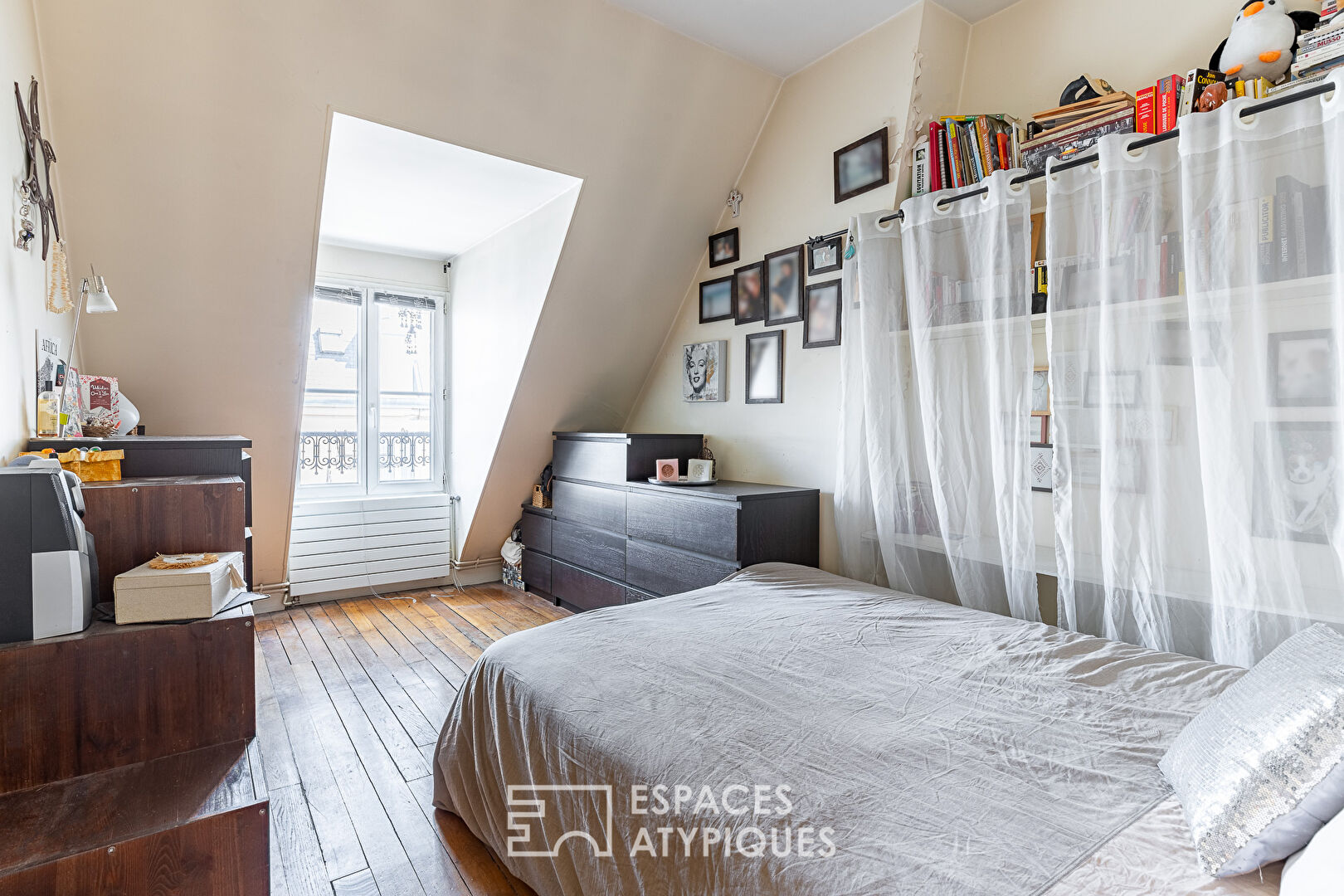 Top floor duplex with long balcony