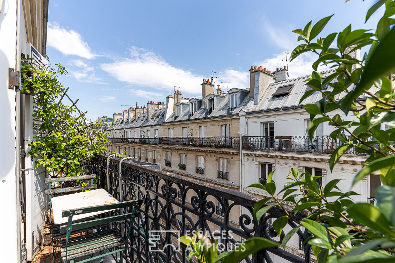 Top floor duplex with long balcony
