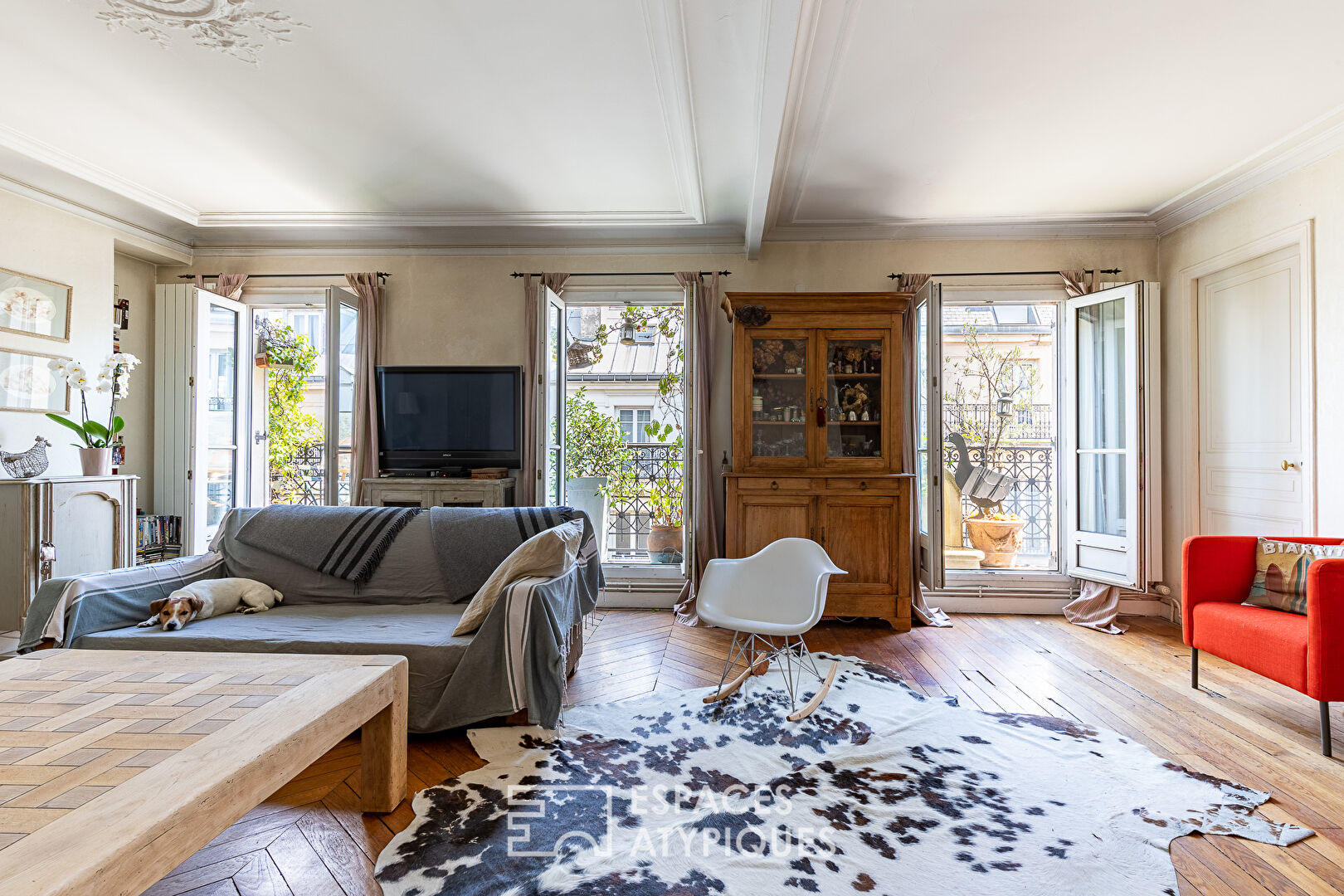 Top floor duplex with long balcony