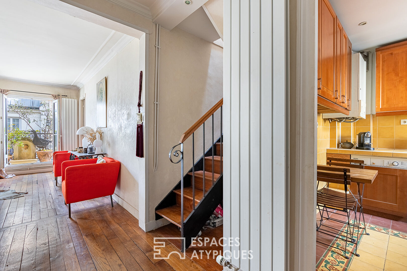 Top floor duplex with long balcony