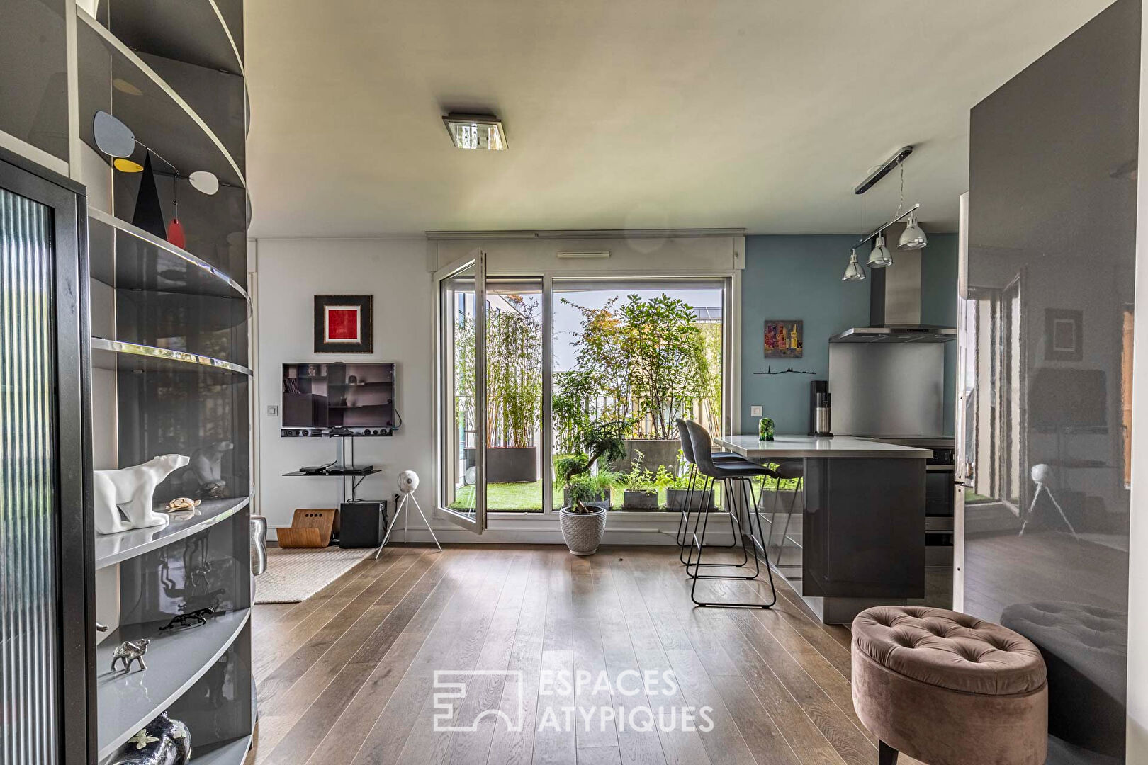 Contemporary apartment and continuous terrace