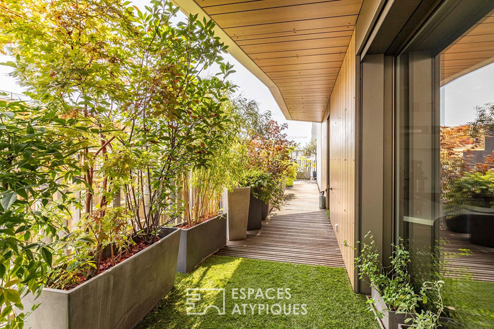 Contemporary apartment and continuous terrace