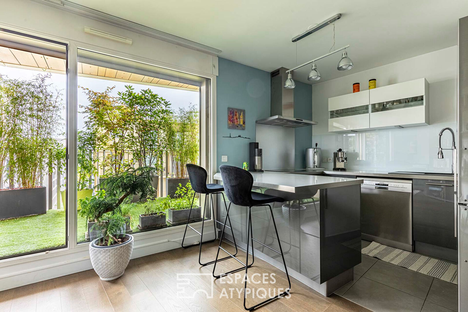 Contemporary apartment and continuous terrace