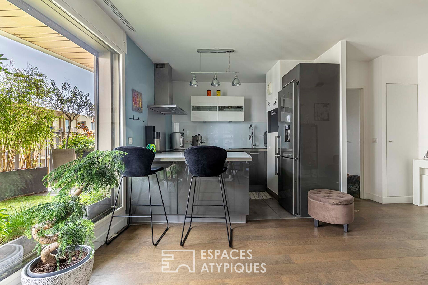 Contemporary apartment and continuous terrace