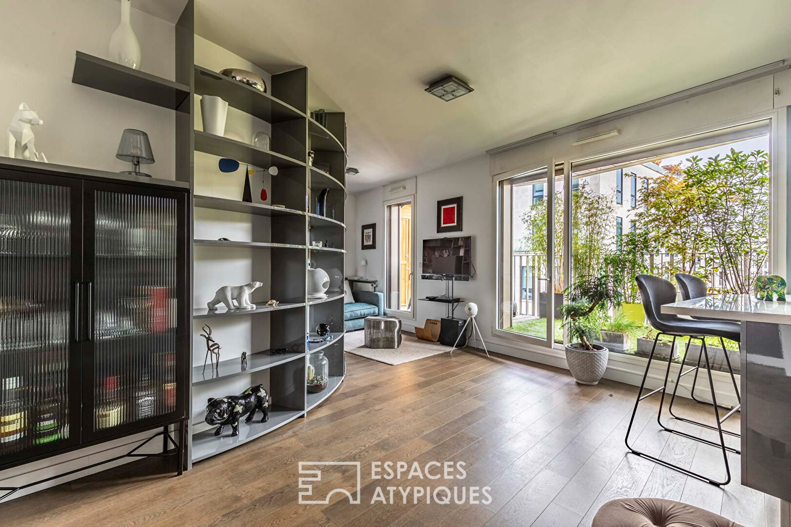 Contemporary apartment and continuous terrace