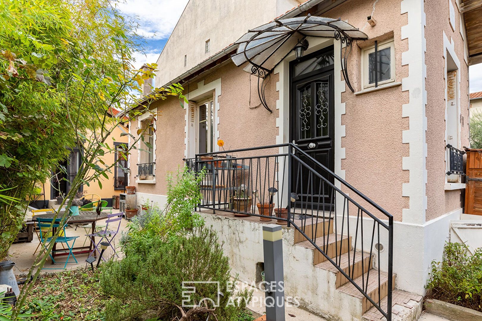 Ensemble de trois petites maisons indépendantes