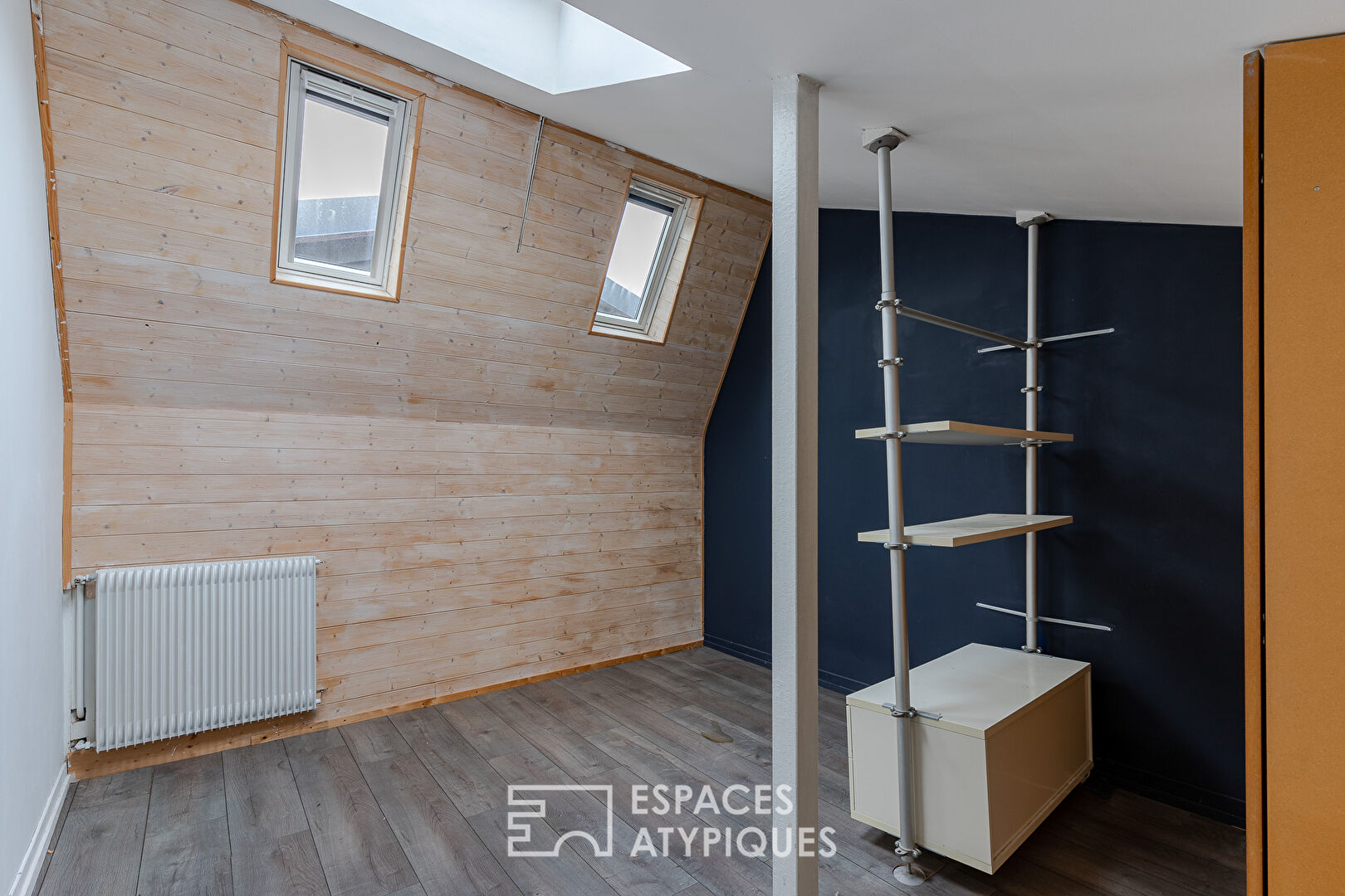 Former garage rehabilitated in loft with patio