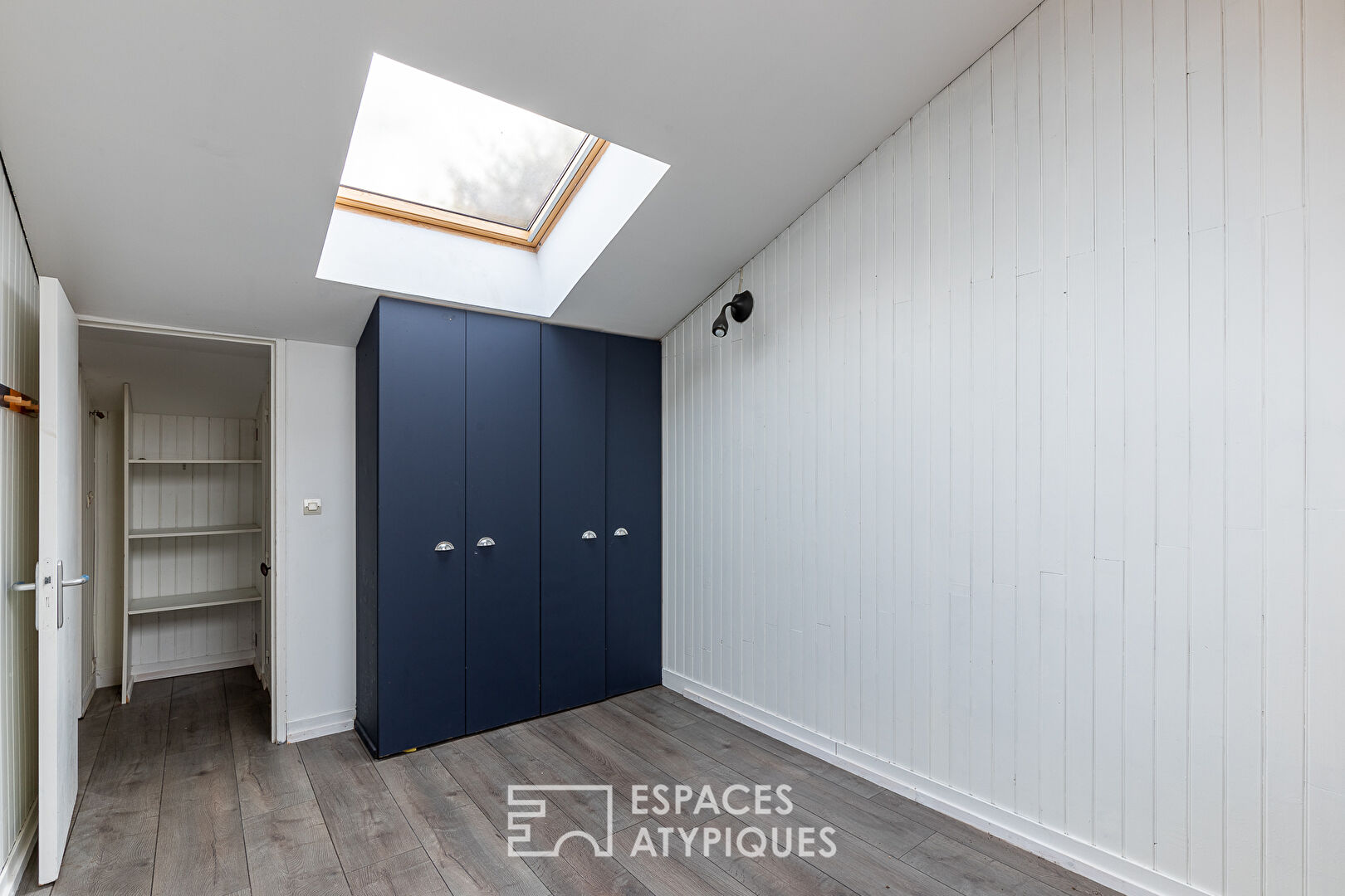 Former garage rehabilitated in loft with patio