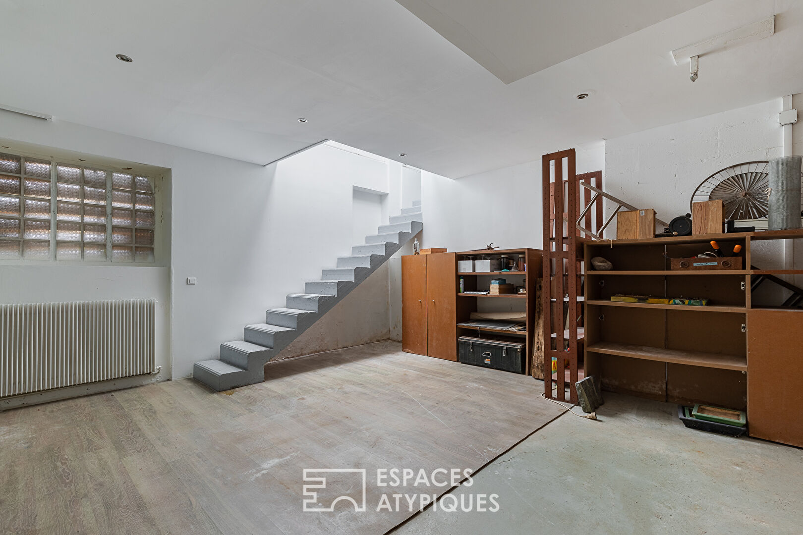 Former garage rehabilitated in loft with patio