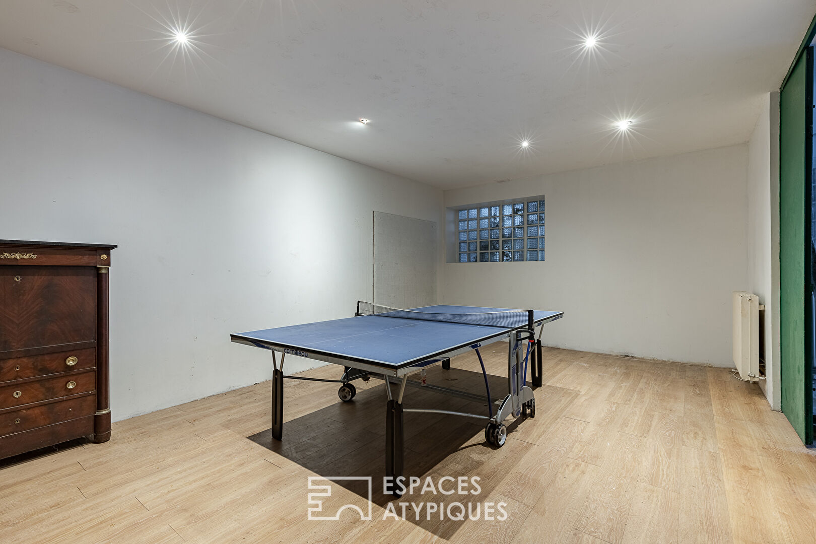 Former garage rehabilitated in loft with patio
