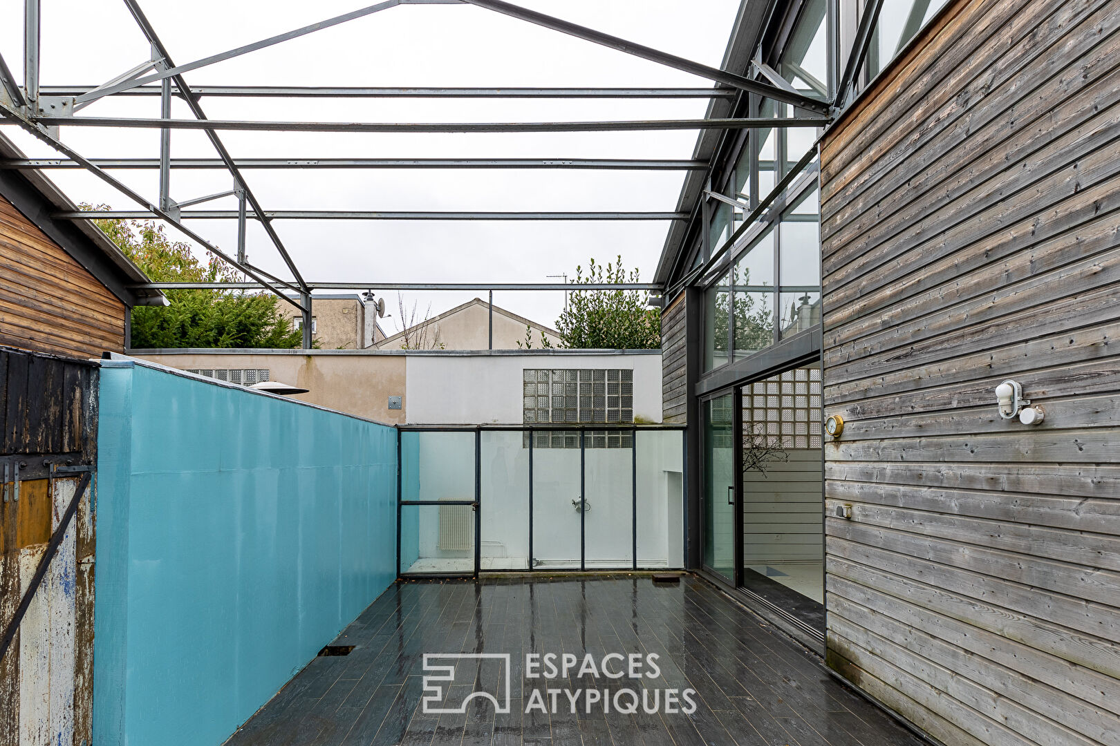 Former garage rehabilitated in loft with patio