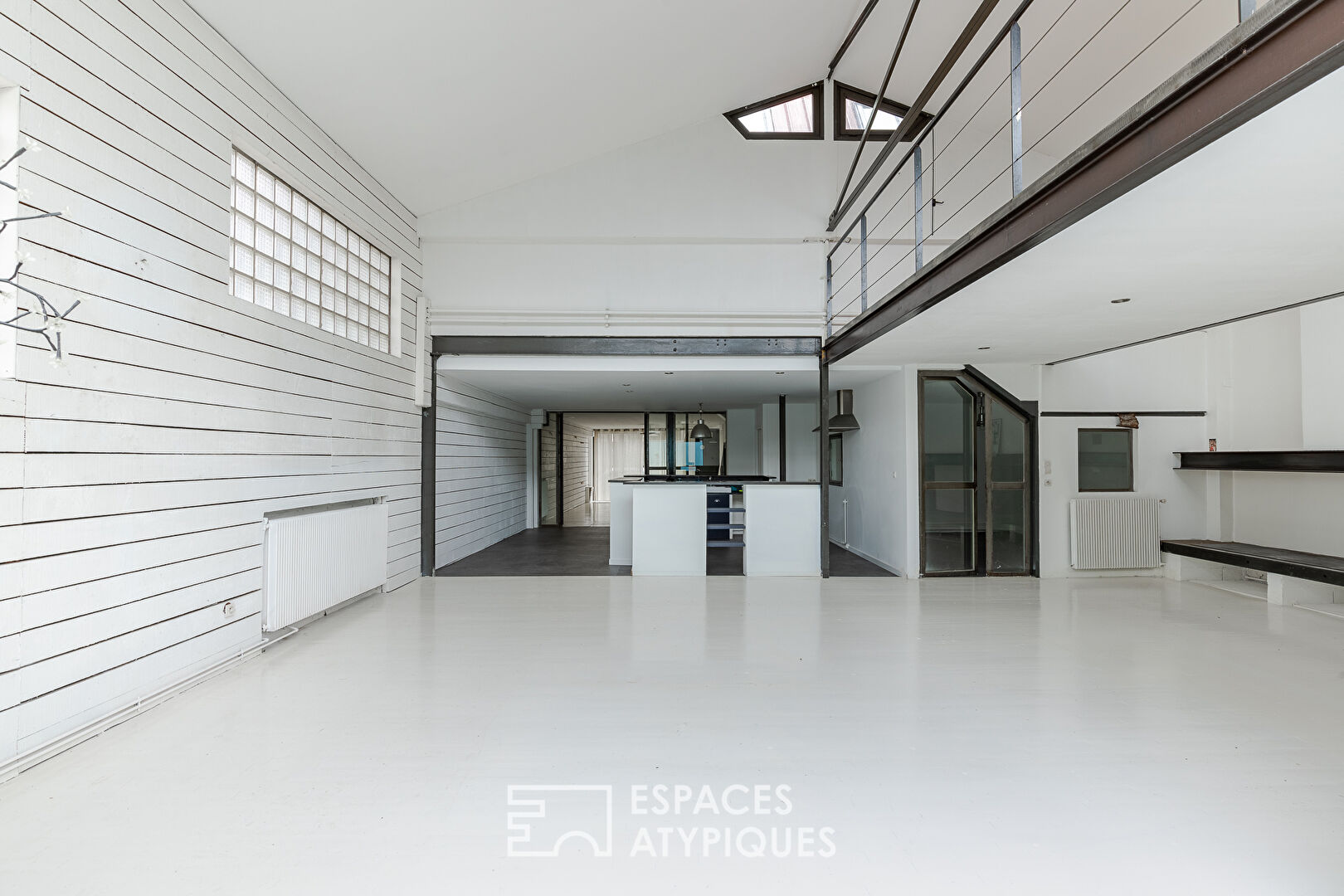 Former garage rehabilitated in loft with patio