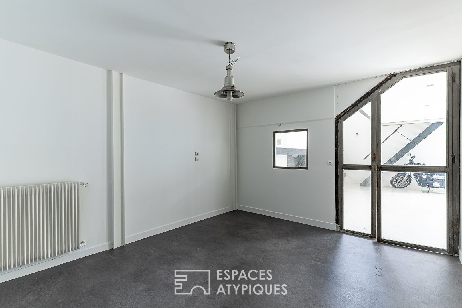 Former garage rehabilitated in loft with patio