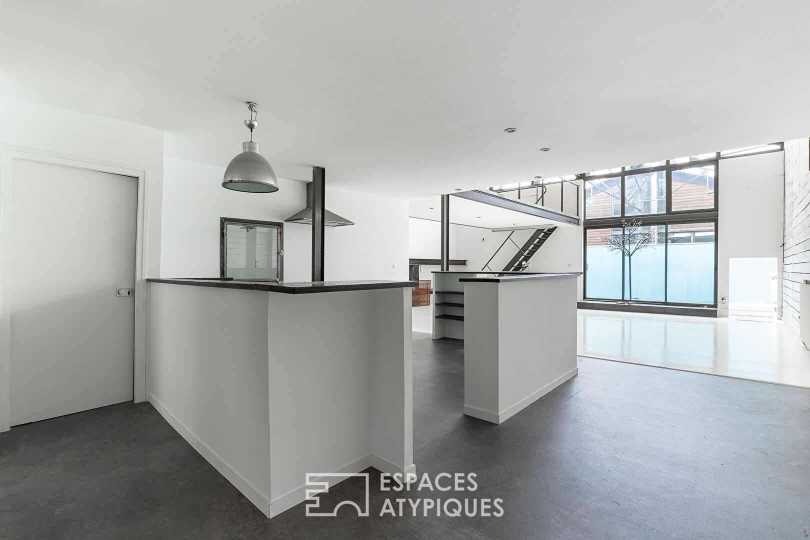 Former garage rehabilitated in loft with patio