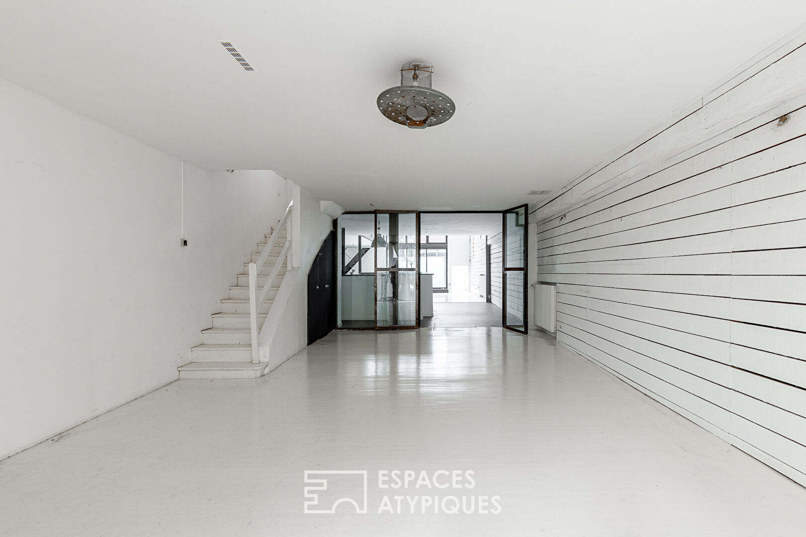Former garage rehabilitated in loft with patio