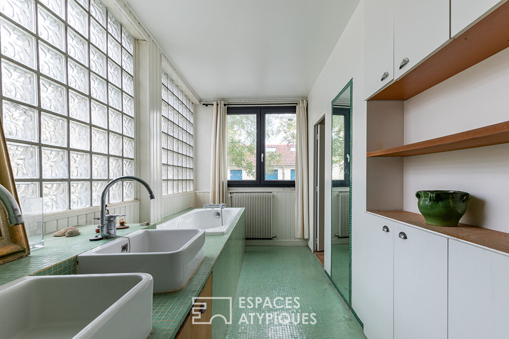 Former garage rehabilitated in loft with patio