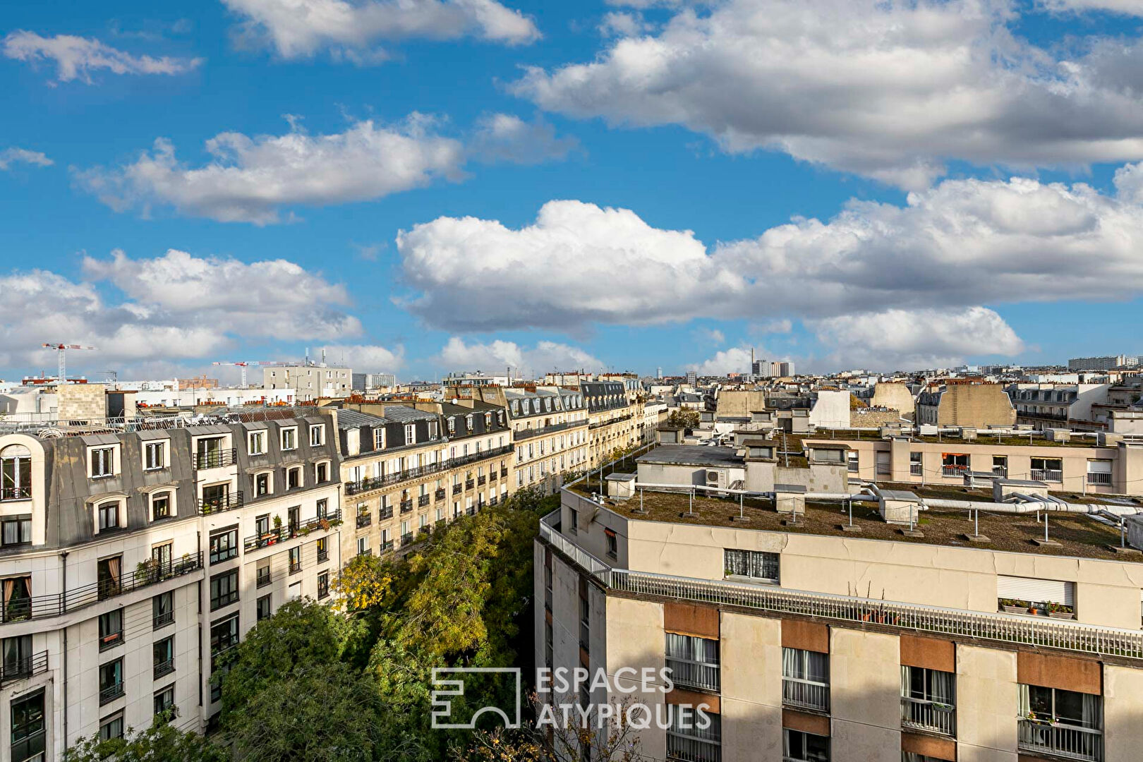 Dernier étage avec vue dégagée sur les toits parisiens
