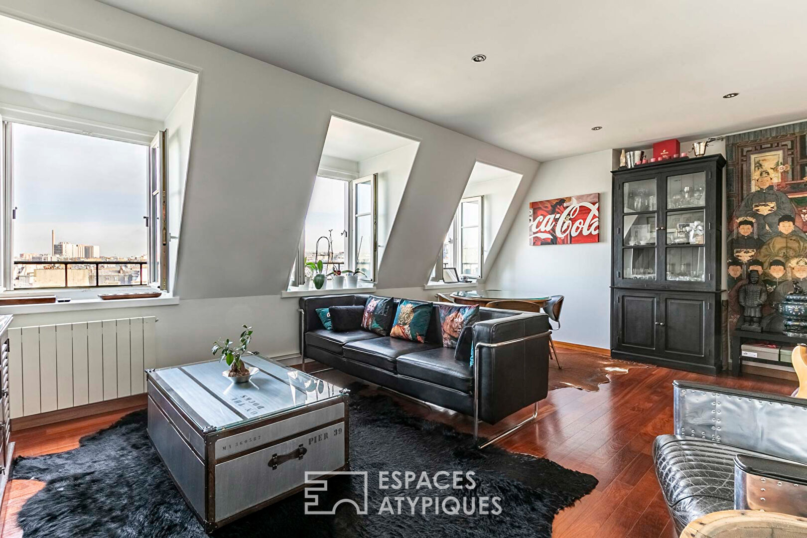 Dernier étage avec vue dégagée sur les toits parisiens