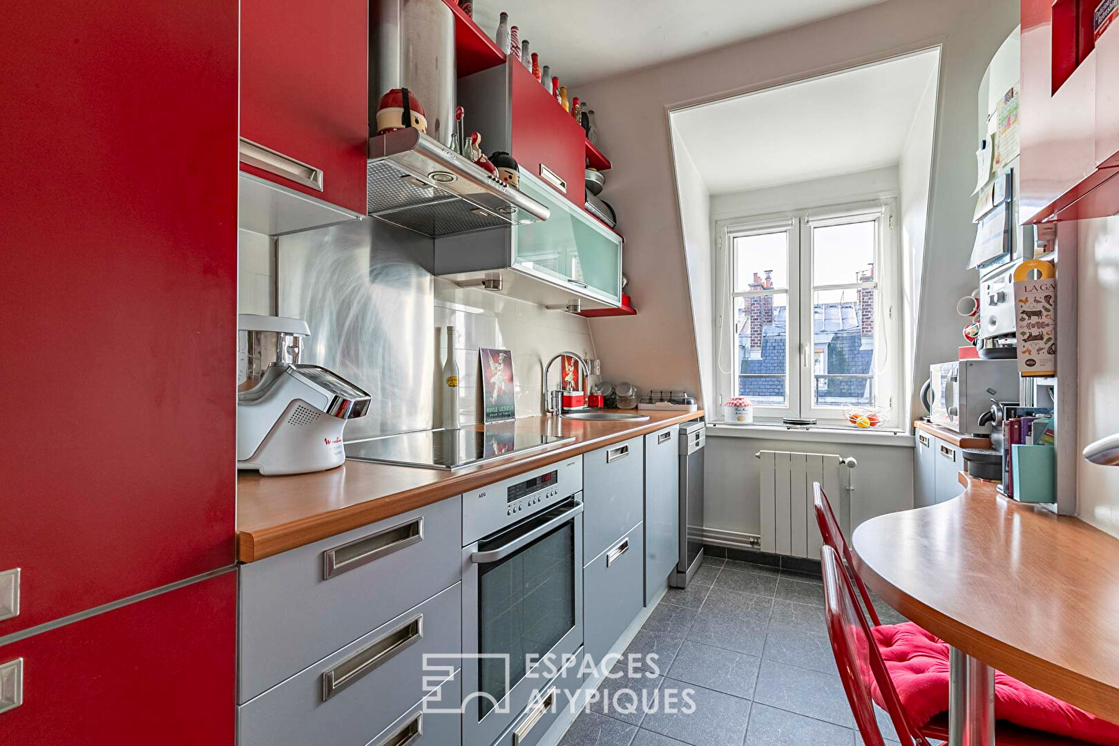 Dernier étage avec vue dégagée sur les toits parisiens