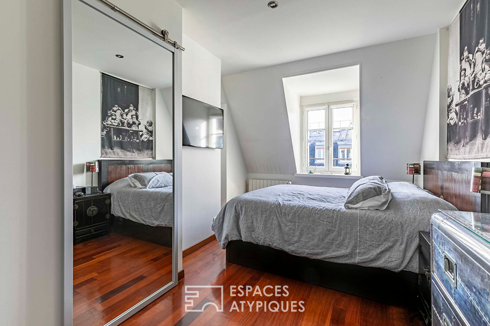 Dernier étage avec vue dégagée sur les toits parisiens